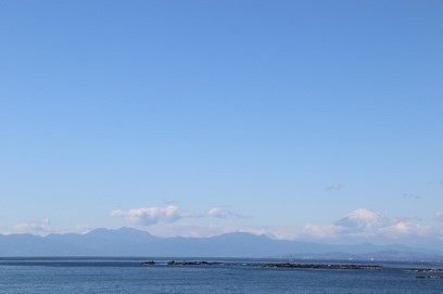 美術館の庭園から相模湾を望む