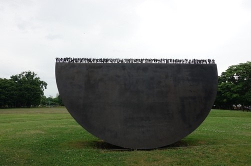 「行列」三木俊治／北海道立旭川美術館