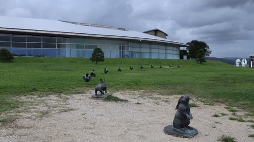 籔内佐斗司「宍道湖うさぎ」／島根県立美術館