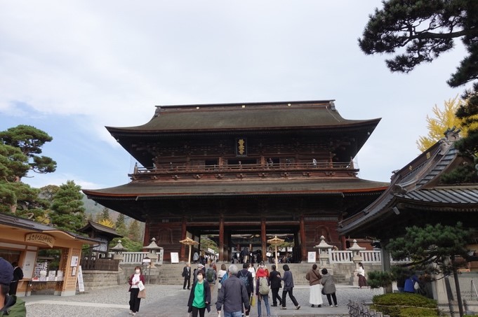 参拝者でにぎわう善光寺