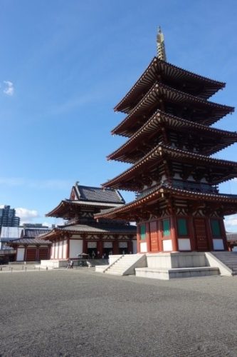 四天王寺の中門から五重塔、金堂、講堂を望む